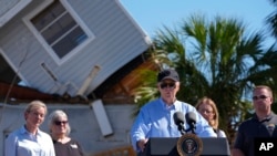 Biden, St. Pete Beach'te sokaklara yığılmış enkazlar ve devrilmiş palmiye ağaçları arasından kasırganın etkilediği mahalleleri gezdi